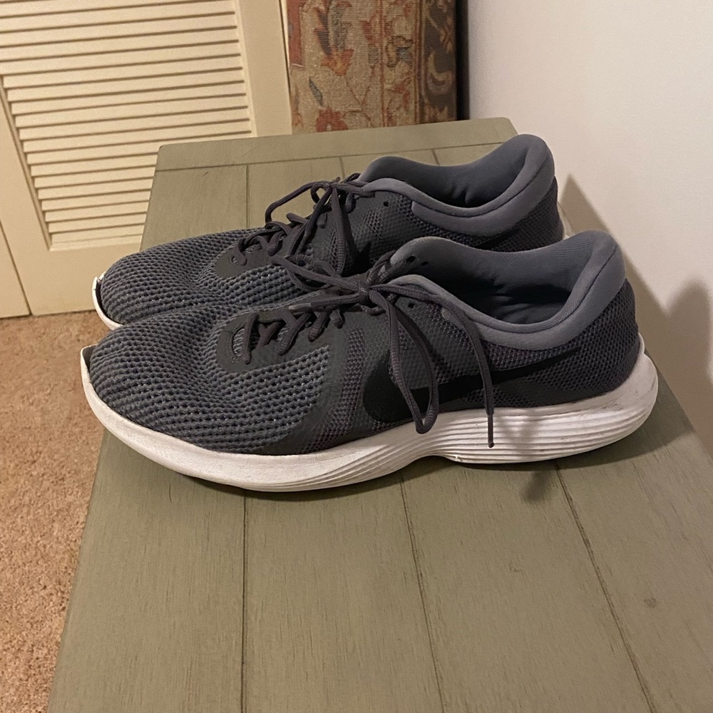 Nike Revolution 4 Mens Running Shoes, Dark Grey Black Swoosh Size 13 Used